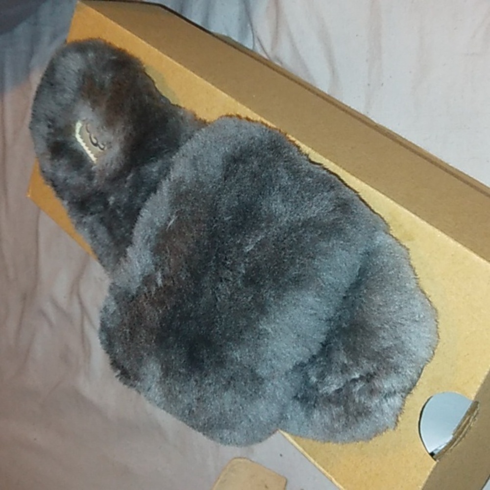 UGG FLUFF SLIDE 11 ,SIZE 6  color chrc.